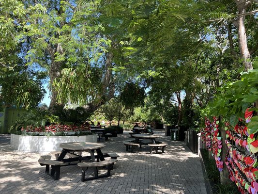 The Blonde Giraffe key lime pie shop in the Florida Keys with outdoor seating